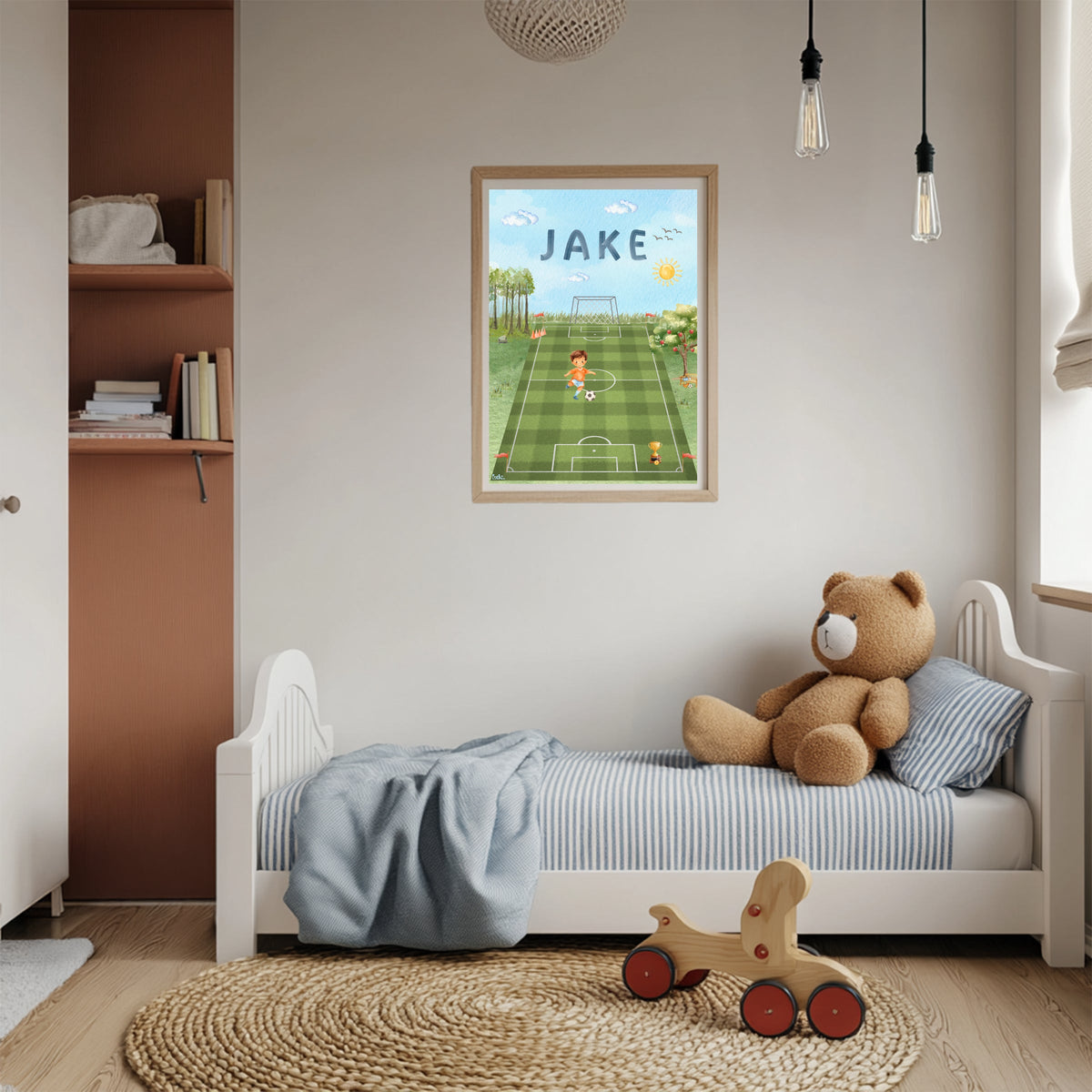 Kinderkamer poster met naam Jake in een houten lijst boven een kinderbed