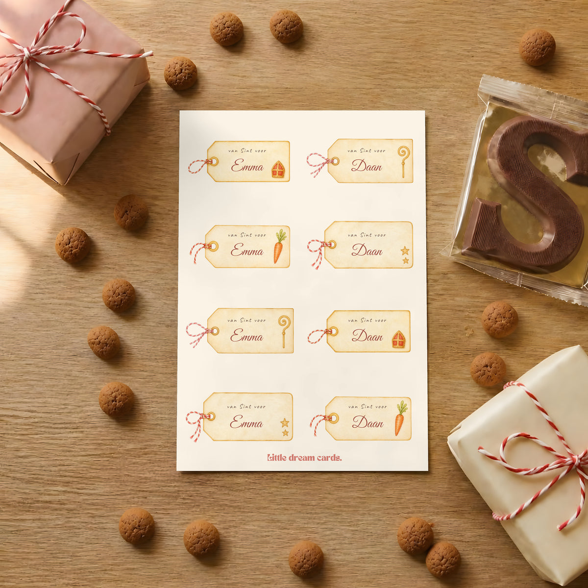 Cadeaulabels van Sinterklaas op naam met touwtje op een houten tafel