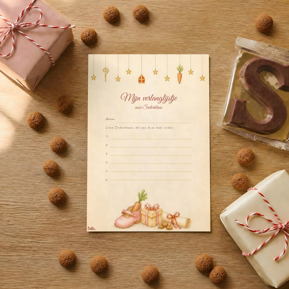 Verlanglijstje voor Sinterklaas om in te vullen op een houten tafel