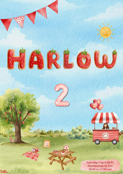 Gepersonaliseerde watercolor aardbei uitnodiging met naam Harlow en witte envelop